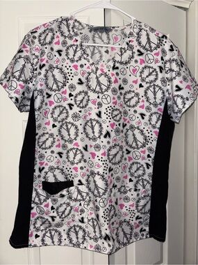 Wear For Care Peace Sign Hearts Floral Scrub Top Women’s Medium Black Pink